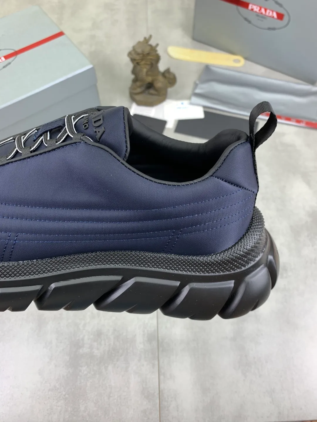 Men's shoes 💰P560💰[New style] popular models are on the official website, 🆘 Trendy brand (Prada) mainly promotes popular models, avant-garde and versatile fashion men's shoes private version mold opening, cowhide surface splicing 1:1.. Fashionable and simple, original imported cowhide lining cowhide feet; the atmosphere and personality are more fashionable, eye-catching and pursuing class. It will subvert the old idea and be a must-have for fashionistas with you! Must keep it for yourself! Tall and comfortable, large and low, high-end quality workmanship. Size: 38-44 5️⃣colors available.